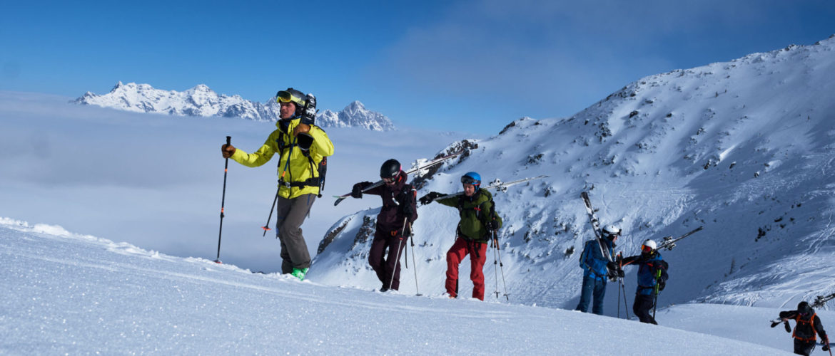 Toni beim Aufstieg über tierverschneite Winterlandschaft.